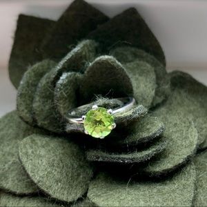 Green round cut stone solitaire ring size 6